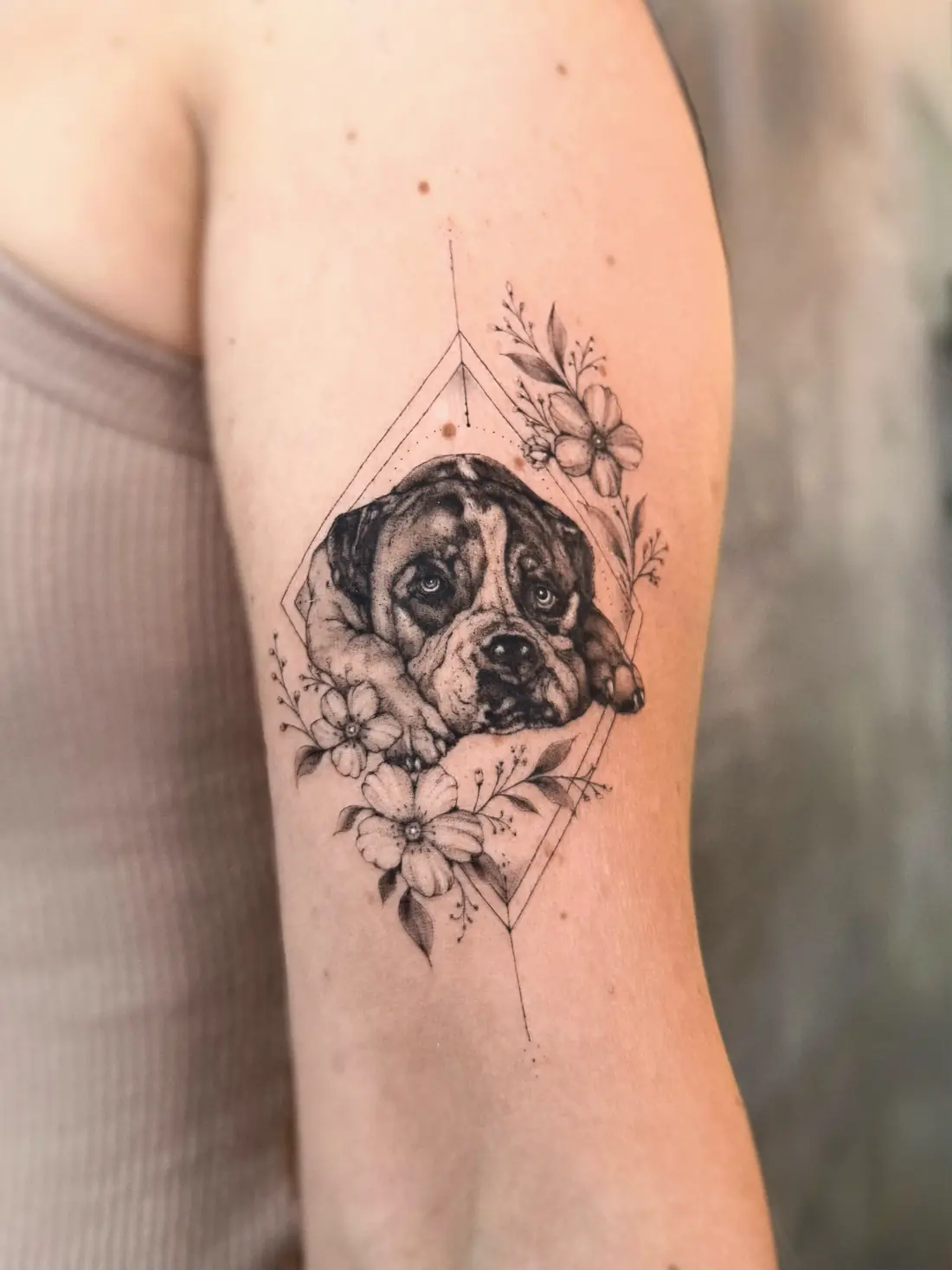 Hundeportrait mit Blüten